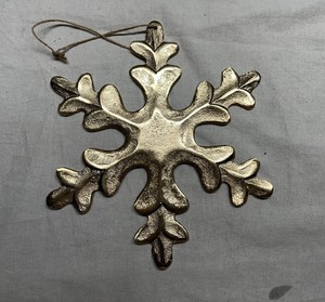 Hanging Xmas Metal Snowflake Flocons de neige de Noël de différentes tailles disponibles Ornement pour la décoration de la maison. - Product Image 1