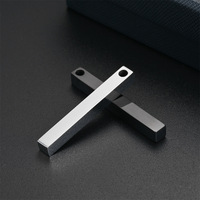 Pendentif rectangulaire solide en acier inoxydable métallique multicolore de 40 x 5 mm avec trou pour la mise en fil, ornement en barre d'acier