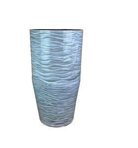 Florero de hierro de metal de aspecto antiguo de diseñador con una pátina vintage acabada para un centro de mesa llamativo en cualquier espacio - Product Image 1