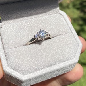 Bague de fiançailles en diamant taille ronde de 7mm | Pierres latérales à six broches | OEM de bijoux fins de mariage de mariée en argent sterling plaqué or 18 carats - Product Image 5