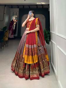 คอลเลกชันผ้าไหม Tussar lehenga สำหรับงานแต่งงานและงานปาร์ตี้พิมพ์ลาย kashmiri พร้อมฟอยล์ - Product Image 4