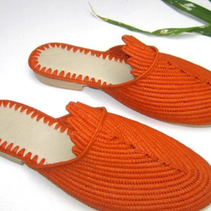 รองเท้าทำด้วยมือโมร็อกโกทำจากใยปาล์มธรรมชาติและฝ่าเท้าหนังแท้ Ziraffia - Product Image 1
