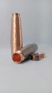 Bouteilles en cuivre axées sur la santé pour le stockage de l'eau et combinant les anciennes traditions ayurvédiques avec des designs élégants et contemporains - Product Image 5