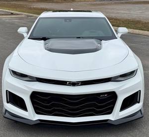 Chevrolet Camaro ZL1 berline 2023 d'occasion, blanc éclatant, propulsion arrière, jantes en alliage, sièges en cuir, pack de puissance, navigation premium - Product Image 1