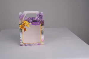 Boîtes cadeaux personnalisées en carton ivoire recyclable avec fenêtre, gaufrage, pelliculage mat et revêtement UV - Product Image 2