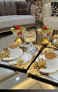 Elegante Bandeja de Servicio de Metal con Esquinas Florales en Acabado Plateado y Detalles de Rosas Doradas para Eventos en el Hogar y Servicios Festivos - Product Image 3