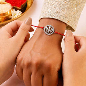 Juego de Rakhi de Plata Preciosa Zarkan Khanda con Roli Chawal, Joyería Tradicional y Cultural Coleccionable - Product Image 2