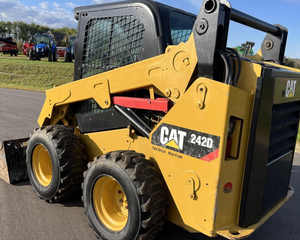 Cargadora compacta CAT 242D de uso pesado con orugas de goma y sistema de bomba de motor confiable. Entrega rápida. Compre con confianza. - Product Image 4