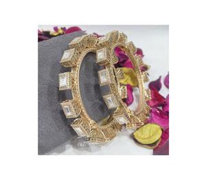 Atractivos brazaletes abiertos chapados en oro con aspecto antiguo, estilo étnico para ocasiones especiales. Juego de dos pares de brazaletes para mujeres y niñas, ideales para festivales. - Product Image 2