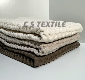 Serviette de bain gaufrée en coton biologique 100% avec couleur personnalisée - Product Image 1