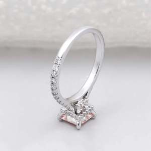 แหวนหมั้นเพชรสีชมพูตัดแบบเจ้าหญิงพร้อมสายรัดที่ได้รับการรับรองจาก IGI - Product Image 5