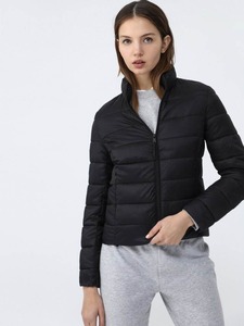 Chaqueta acolchada con capucha acolchada para mujer de la mejor calidad en negro Nuevo diseño con tela transpirable y decoración de letras de piel de oveja - Product Image 2