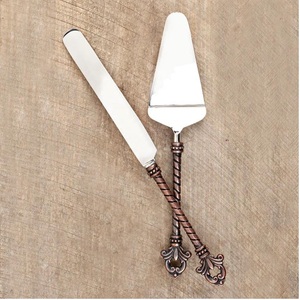 Ensemble de couteau et spatule à gâteau en acier inoxydable au design simple, forme triangulaire élégante, 2 pièces, ustensiles de cuisine pour la découpe - Product Image 4