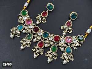 ชุดสร้อยคอและต่างหูชุบทองคุณภาพพรีเมี่ยมพร้อม kundan เครื่องประดับดีไซน์เนอร์ทรงสี่เหลี่ยมสำหรับผู้หญิงเหมาะสำหรับให้เป็นของขวัญ - Product Image 3