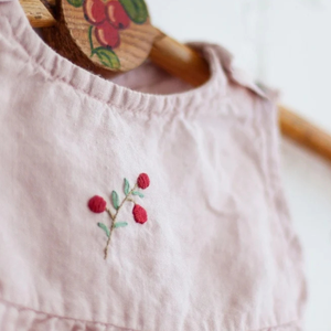 Vestido de lino suave bordado a mano para niñas, estilo informal para el primer cumpleaños de niños pequeños, OEM hecho en Vietnam - Product Image 5