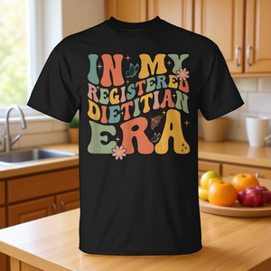 T-shirt Groovy « In My Registered Dietitian Era » : une déclaration de mode diététique et nutritionnelle - Product Image 3