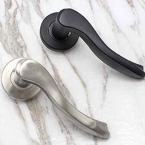 Poignée de porte incurvée élégante en argent avec un design élégant, parfaite pour les entrées et les portes intérieures en bois de maisons et bureaux modernes - Product Image 3