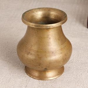 Lota de Latón para Puja, Recipiente para Oración, Kalash, Accesorio Tradicional Indio para Bodas, Hecho a Mano, Lota Ayurvédica para el Hogar - Product Image 2