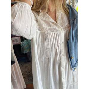 Vestido Mary Lisboa, Blanco, con Encaje, Cuello en V, Mangas Abullonadas, Transpirable, Silueta Holgada, Estilo Vintage - Product Image 4