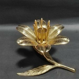 Bougeoir élégant en métal avec finition brossée et silhouette classique, idéal pour les dîners officiels ou les rassemblements de vacances - Product Image 2