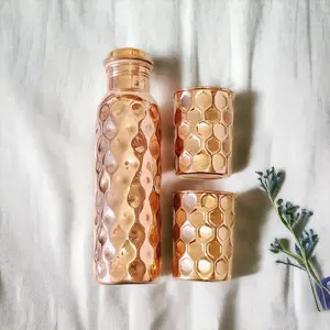 Bouteille de cuivre martelée à la main fabriquée par des artisans qualifiés pour une expérience de consommation ayurvédique authentique - Product Image 2