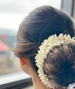 Chouchou pour cheveux Gajra jasmin fait à la main fleur artificielle chignon accessoire pour mariage indien Haldi Mehndi Sangeet faveurs - Product Image 1