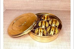 Lot de 7 récipients en laiton à couvercle gaufré et 1 cuillère en laiton Boîte à épices moderne en métal Masala Dani avec 7 récipients 1 cuillère Design - Product Image 3