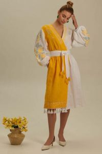 Robe mini ukrainienne bohème attrayante pour femme, en lin doux avec motif floral brodé, manches longues, idéale pour les fêtes, collection Hiver 2026 - Product Image 2