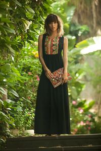 Robe maxi brodée noire unique robe kaftan ethnique boho avec détails colorés robe chic pour les vacances d'été ou les événements - Product Image 5