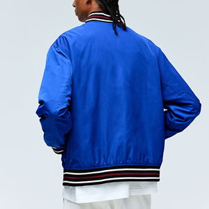 Chaqueta Bomber de Satén para Hombre con Logotipo Bordado Personalizado en el Cuello, Logotipo Frontal, Talla Grande, 100% Poliéster, Impermeable, con OEM - Product Image 4