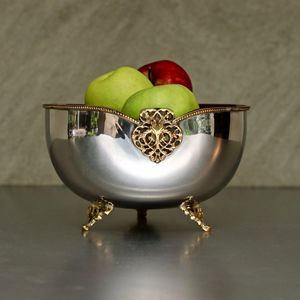 ชามโลหะตกแต่งหรูหราพร้อมขาตั้งที่สมบูรณ์แบบสำหรับการตกแต่งบนโต๊ะและการออกแบบตกแต่งภายในของราชวงศ์ - Product Image 1