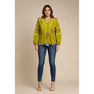 Découvrez le confort et l'art du mélange parfait : ce superbe haut en popeline verte d'inspiration bohème, avec col en V et manches bouffantes, 100 % coton. - Product Image 1