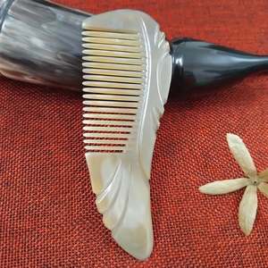 Peine para Cabello de Cuerno de Búfalo Ecológico Hecho a Mano de Primera Calidad, Acabado Natural, Dientes Anchos, Antiestático, para Peinado Diario - Product Image 2