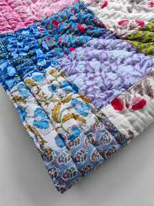 Manta Reversible de Algodón Orgánico con Estampado de Bloques Razai, Hecha a Mano con Técnica de Patchwork - Product Image 5