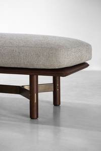 Banco moderno Taqiyyah hecho de madera maciza de teca y cojines gruesos con acabado de nogal para interior y exterior. - Product Image 5