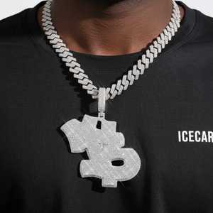 Pendentif personnalisé en moissanite B avec logo, finition or 14 carats, design unique pour un style personnalisé - Product Image 1