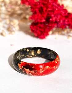 Bague en résine faite à la main avec des couleurs vibrantes et un design unique, parfaite pour ajouter une touche élégante et artistique à toute tenue. - Product Image 1