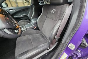 Dodge Charger ScatPack Widebody Super Bee Turbo RWD 2023, moteur V8 de plus de 8 litres, couleur Plum Crazy, très bien équipé, véhicule d'occasion, conduite à gauche, cuir, ACC - Product Image 6