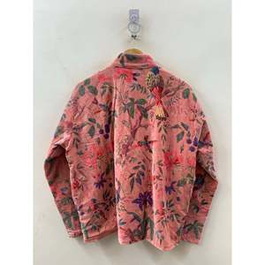 เสื้อแจ็คเก็ตผ้ากำมะหยี่คอตตอนพิมพ์ลายพฤกษศาสตร์ดิจิทัลสีชมพูอมเทา ทรงหลวม สไตล์แฮนด์เมดจากเมืองชัยปุระ พร้อมดีไซน์ลายพิมพ์สวนสวรรค์ - Product Image 1
