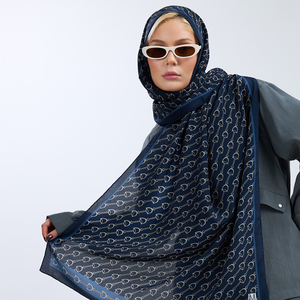 Chal de Seda de Morera 100% Pura de la Marca Royal Navy, Estilo Casual Ecuestre con Cadena Horsebit, Dobladillo Enrollado a Mano, Largo y Suave al Tacto - Product Image 4