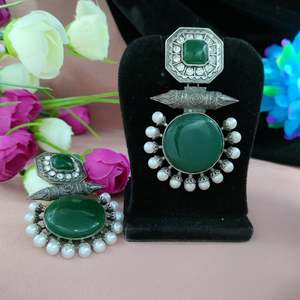 Monalisa Boucles d'oreilles en pierre d'élégance intemporelle Twist contemporain avec une attention méticuleuse aux détails pour les occasions décontractées et spéciales - Product Image 2