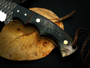 Cuchillo de caza de acero D2 hecho a mano con patrón de textura martillada en la hoja Regalo para hombres/Cuchillos personalizados - Product Image 2