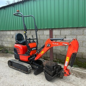 Miniexcavadora Compacta Kubota U10-3 con Asiento y Cucharón para Trabajos Agrícolas, de Jardinería y Construcción - Product Image 1