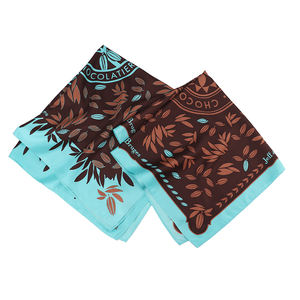 وشاح مربع مخصص للنساء بتصميم حبوب الكاكاو باللونين الأزرق المائي والبني، مصنوع من البوليستر المطبوع - Product Image 1