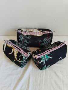 Ensemble de 3 trousses de maquillage matelassées en coton et étuis avec sac de voyage - Organisateur imprimé jungle noir - Product Image 3