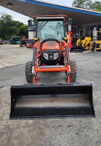 Tracteur agricole Bad Boyy 4035 CAB avec moteur diesel, capacité 4x4 et bras de chargement pour des opérations agricoles flexibles - Product Image 6