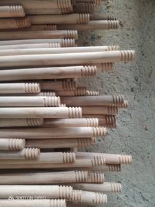 2024 mango de escoba de madera Natural 100% de la mejor calidad con cabeza de PVC estilo religioso diseño redondo pulido para uso doméstico hecho Vietnam - Product Image 6