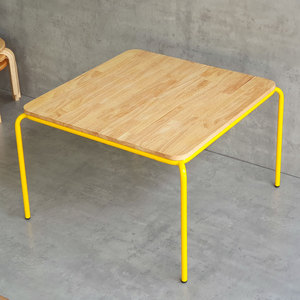 Mesa Cuadrada Minimalista de 70x70cm para Jardín de Niños KGD025, Diseño Moderno con Tablero de Madera y Patas de Hierro con Recubrimiento en Polvo para Uso Escolar - Product Image 1