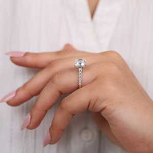 Anillo de Compromiso Solitario con Diamante Cultivado en Laboratorio Princess con Detalles de Diamantes en la Banda - Colección de Anillos de Diamantes Elegantes - Product Image 3