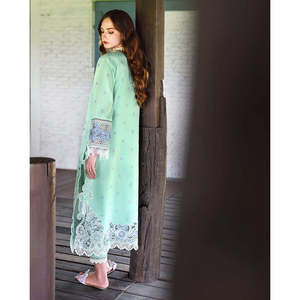 Conjunto Premium MUSHQ de 3 Piezas para Mujer: Camisa Bordada con Dupatta de Seda Estampada y Pantalón - BIC-4909 - Product Image 6